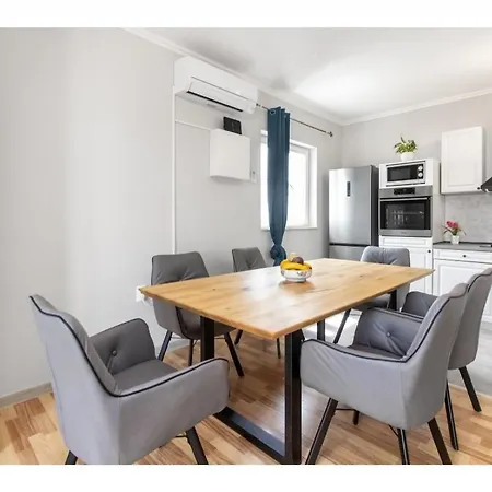 Alaga Heights With Harbour View Apartment
